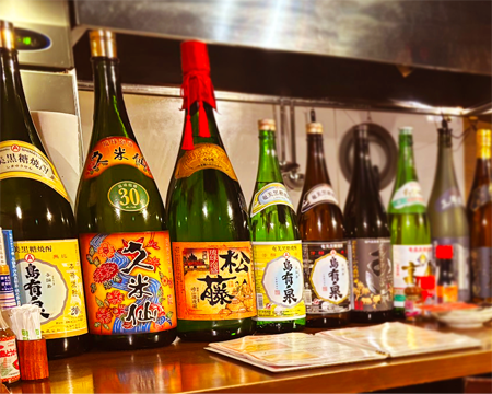 カウンターに並ぶ焼酎